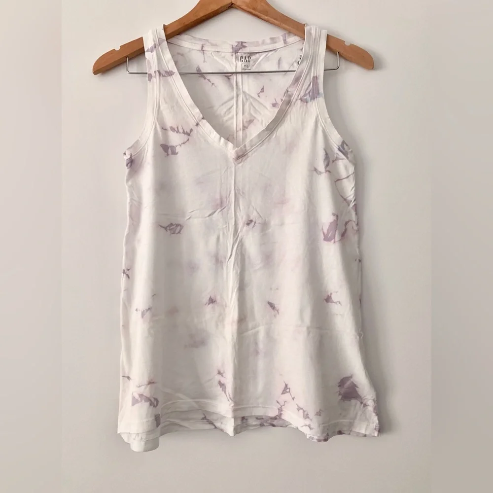 🌟PRICE DROP🌟 NWOT! GAP white + purple v-neck TIE-DYE TANK TOP Size XS Petite - Picture 1 of 5